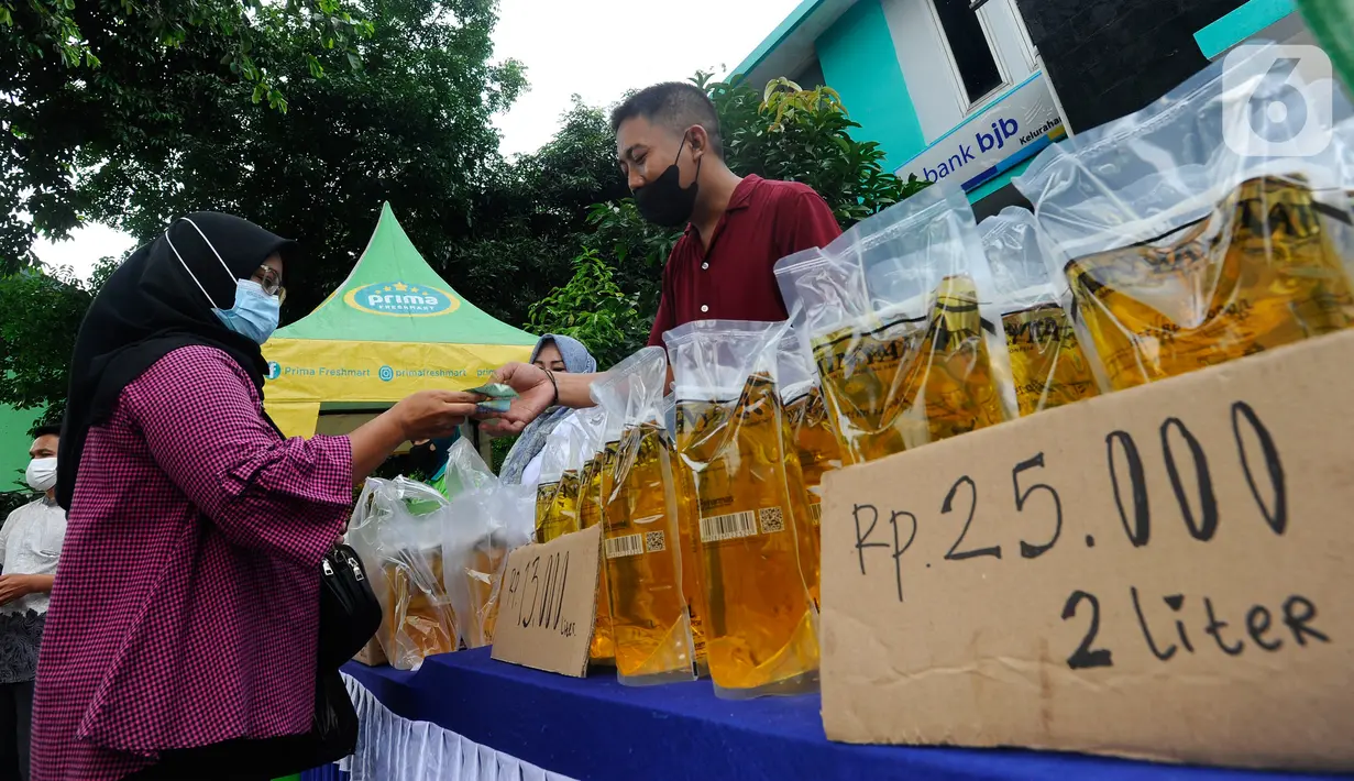 Petugas melayani warga yang membeli bahan kebutuhan pokok dengah harga di bawah harga eceran tertinggi (HET) saat kegiatan operasi pasar di Kantor Kelurahan Sawah, Tangerang Selatan, Banten, Kamis (29/9/2022). Dinas Perindustrian dan Perdagangan (Disperindag) Kota Tangerang Selatan menggelar operasi pasar di tujuh kecamatan dalam rangka penanganan inflasi sebagai dampak kenaikan harga bahan bakar minyak (BBM). (merdeka.com/Arie Basuki)