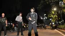 Polisi bersenjata laras berjaga tidak jauh dari lokasi ledakan di Parkir Timur Stadion Gelora Bung Karno (GBK), Jakarta, Minggu (17/2). Ledakan terjadi di dekat lokasi nonton bareng yang disediakan untuk pendukung capres. (merdeka.com/Iqbal S Nugroho)