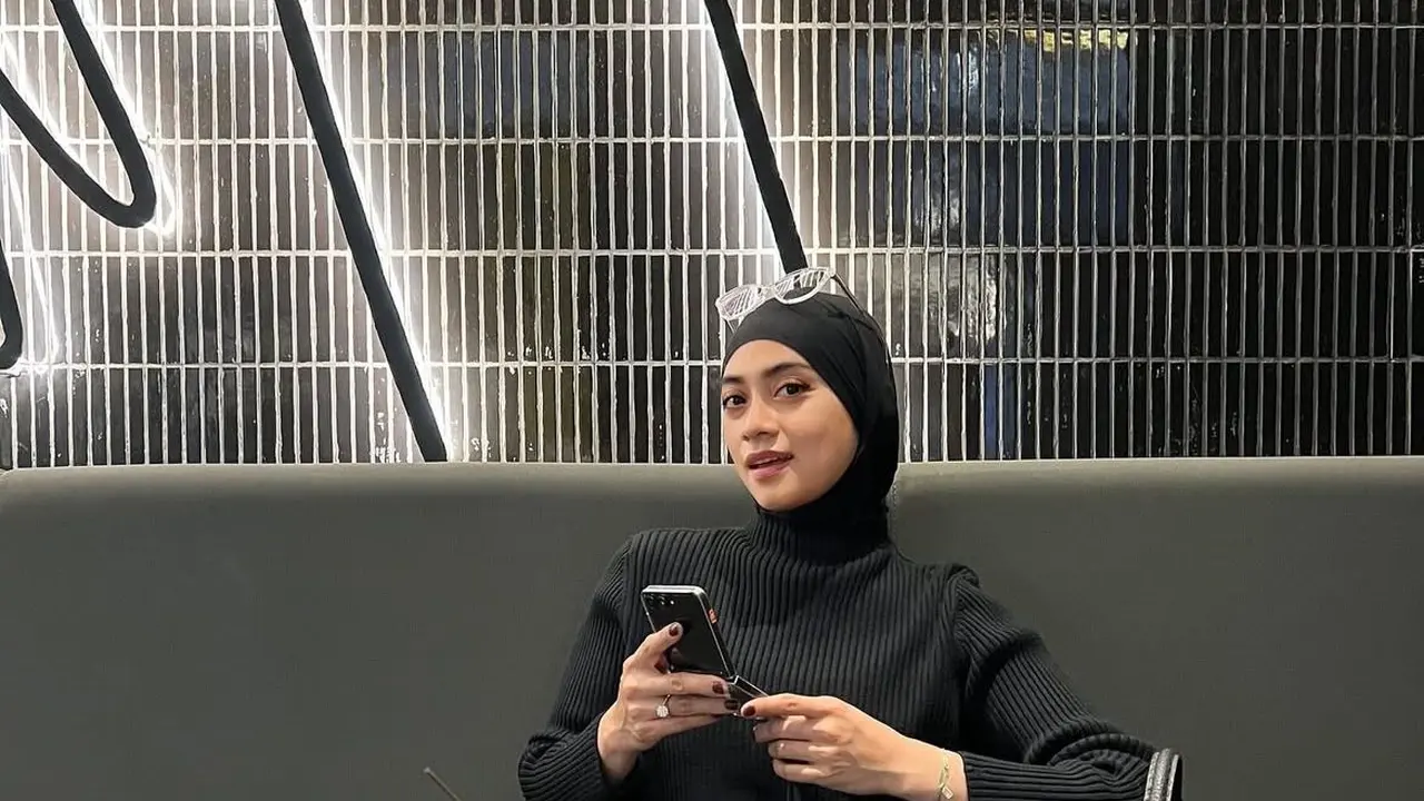 Inspirasi Outfit Ala Ayudia Bing Slamet, Si Penggemar Outfit Hitam (Instagram/@ayudiac)