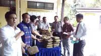 Petugas Polsek Sunggal menunjukkan barang bukti sebelum dimusnahkan. Foto (Reza Efendi/Liputan6.com)