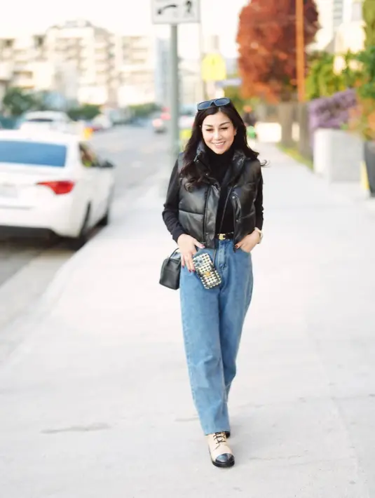 Punya penampilan yang stylish, ibu tiga anak yang saat ini sudah berusia 32 tahun ini menuai banyak pujian dari netizen di kolom komentar Instagramnya. Sudah kepala tiga, gayanya pun tidak kalah dengan anak ABG. (Liputan6.com/IG/@nissyaa)