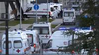 Ambulans dengan pasien terduga COVID-19 terparkir di dekat sebuah rumah sakit di Kommunarka, Moskow, Senin (11/10/2021). Infeksi dan kematian Corona harian Rusia kembali melonjak di tengah tingkat vaksinasi yang lamban dan keengganan Kremlin memperketat pembatasan (AP Photo/Alexander Zemlianichenko)