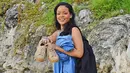 Penyanyi Rihanna tampak menikmati liburan di sebuah pantai di Barbados pada 26 Desember 2015 lalu. Mantan kekasih Chris Brown itu terlihat seksi dalam balutan dress biru yang cocok dengan suasana pantai. (www.thesun.co.uk)