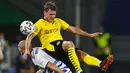 Bek Borussia Dortmund, Lukasz Piszczek, berebut bola dengan gelandang MSV Duisburg, Connor Krempicki, pada laga DFB-Pokal di Schauinsland-Reisen-Arena, Selasa (15/9/2020). Borussia Dortmund menang 5-0 atas MSV Duisburg. (AFP/Thilo Schmulgen/pool)