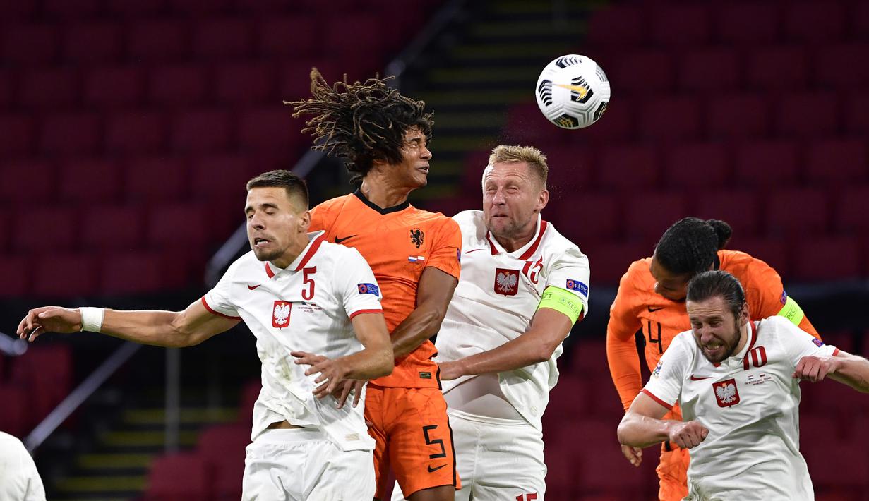 Bek Belanda, Nathan Ake, berebut bola atas dengan bek Polandia, Jan Bednarek, pada laga UEFA Nations League di Stadion Johan Cruijff Arena, Amsterdam, Sabtu (5/9/2020) dini hari WIB. Belandang menang 1-0 atas Polandia. (AFP/John Thys)