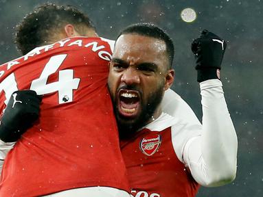 Striker Arsenal, Alexandre Lacazette, bersama Pierre-Emerick Aubameyang merayakan gol ke gawang Cardiff City pada laga Premier League di Stadion Emirates, Rabu (30/1). Arsenal menang 2-1 atas Cardiff City. (AFP/Ian Kington)