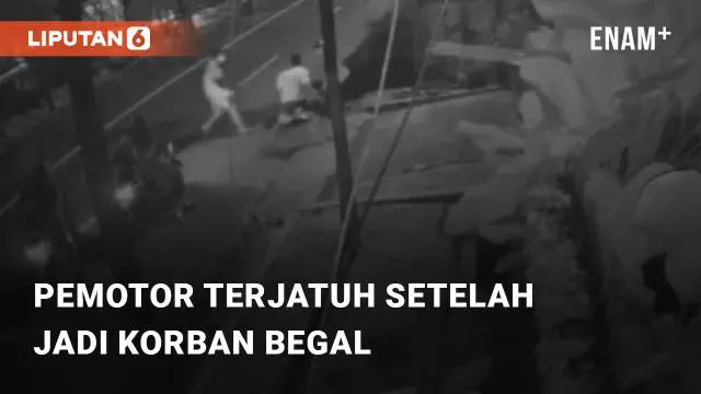 Seorang warga terjatuh di jalan setelah menjadi korban begal. Kejadian di Pulogadung, Jakarta Timur ini melibatkan sekelompok pencuri motor