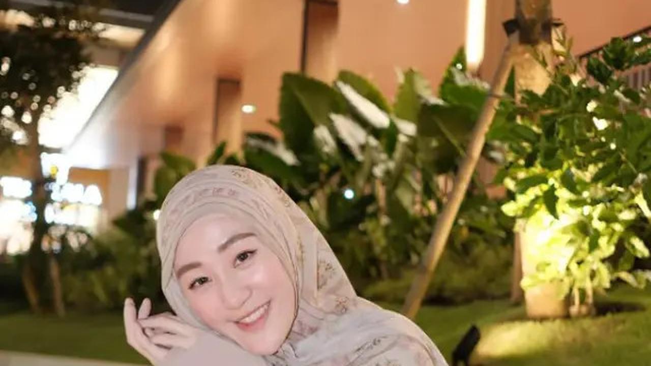 Potret Larissa Chou dengan Hijab Motif, Inspirasi Gaya Muslimah 2025 untuk Ibu Muda