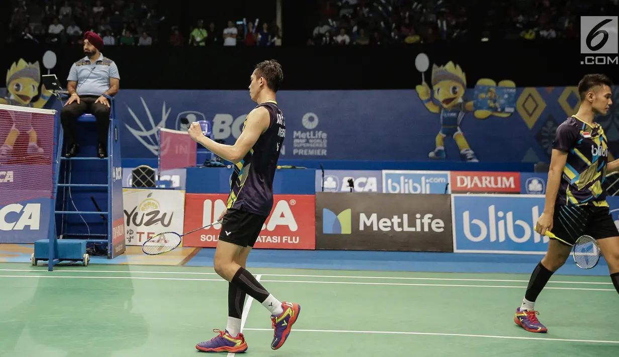 Ekspresi ganda Putra Indonesia Fajar Alfian/Muhammad Rian Ardianto saat berhasil mencetak angka di babak perempat final Indonesia Open 2017 melawan Kittinupong Kedren/Dechapol Puavaranukroh (Thailand) di Jakarta, Jumat (16/6). (Liputan6.com/Faizal Fanani)