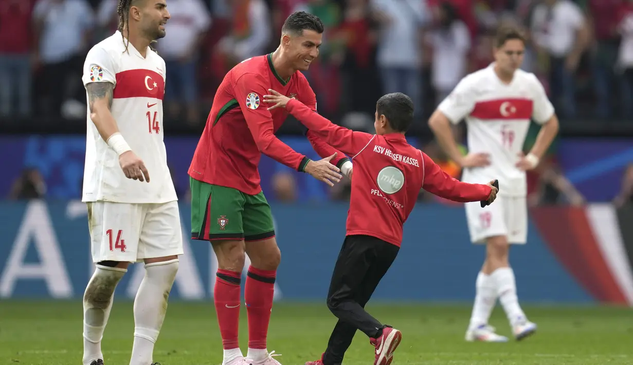 Pertandingan terpaksa terhenti sebanyak empat kali karena penonton menyerbu lapangan.  (Foto AP/Darko Vojinovic)