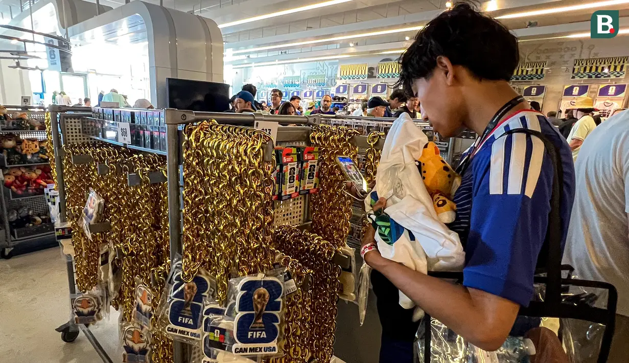 Seorang suporter memilih gantungan kunci resmi Piala Dunia 2026 di FIFA Store, MetLife Stadium, East Rutherford, New Jersey, Amerika Serikat, menjelang laga fase grup Prancis melawan Senegal. Beragam suvenir resmi turnamen menjadi buruan penggemar dari berbagai negara. (KLY Sports/Hery Kurniawan)