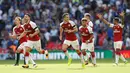 Pemain Arsenal berlari kearah pendukung saat merayakan kemenangan dalam pertandingan FA Community Shield di Stadion Wembley di London, Inggris (6/8). Di waktu normal Chelsea berhasil unggul lebih dahulu melalui Victor Moses. (AP Photo/Kirsty Wigglesworth)