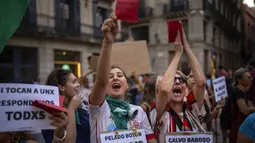 Sejumlah pengunjuk menggelar demonstrasi mengecam Ketua Federasi Sepak Bola Spanyol (RFEF) Luis Rubiales di alun-alun Sant Jaume, Barcelona, Spanyol, Senin (4/9/2023) waktu setempat. Mereka ramamembawa kartu merah i-ramai memprotes Rubiales menyusul tindakannya mencium bibir pemain timnas wanita Spanyol, Jenni Hermoso dalam seremoni kemenangan mereka di Piala Dunia Wanita 2023. (AP Photo/Emilio Morenatti)