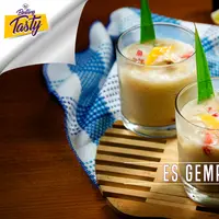 Kalau cuacanya sedang panas, maka Es Gempol Pleret khas Jepara merupakan pilihan yang sangat tepat. (Foto: Bintang.com/Daniel Kampua, Digital Imaging: Bintang.com/Nurman Abdul Hakim)