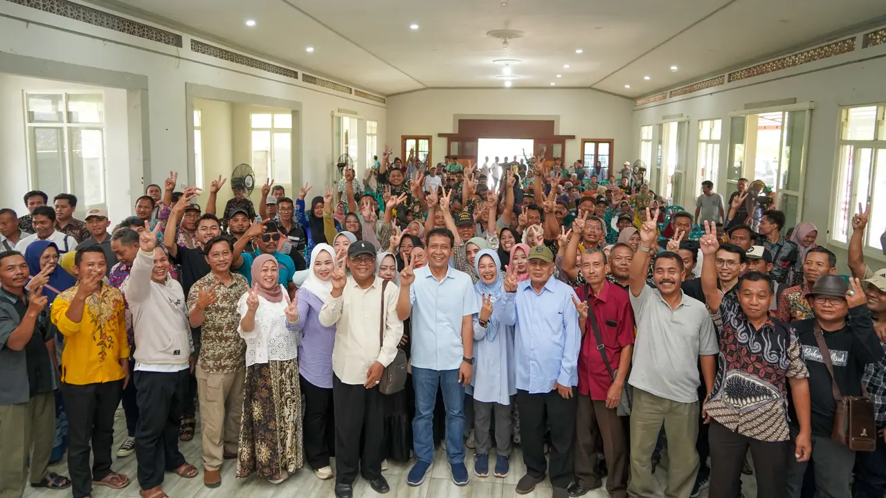 Ratusan distributor pupuk bersubsidi dan pemilik kios pupuk resmi di Kabupaten Bojonegoro menggelar deklarasi dukungan kepada pasangan calon Bupati dan Wakil Bupati nomor urut 2, Setyo Wahono-Nurul Azizah dalam Pilkada Serentak 2024 (Istimewa)