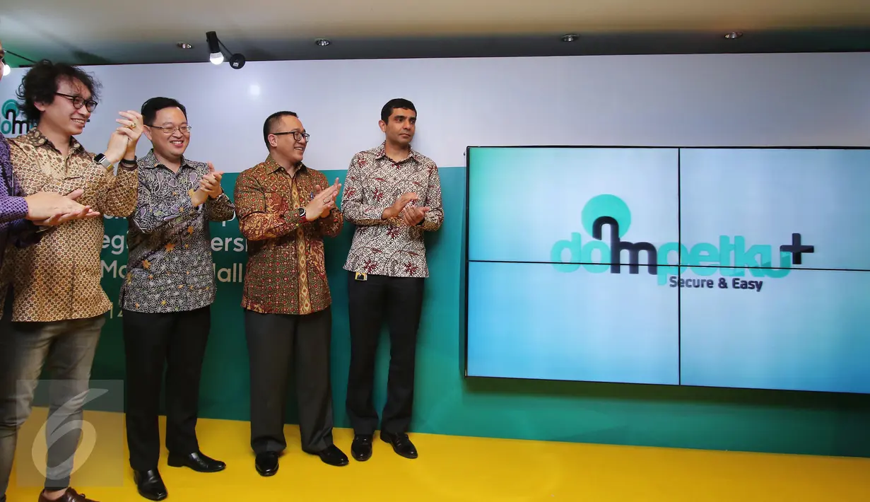 Presdir & CEO Indosat Ooredoo Alexander Rusli (kedua kanan) dan CEO Mataharimall.com Hadi Wenas (kiri) saat peluncuran aplikasi Dompetku+ di Jakarta, Senin (14/3). (Liputan6.com/Angga Yuniar)