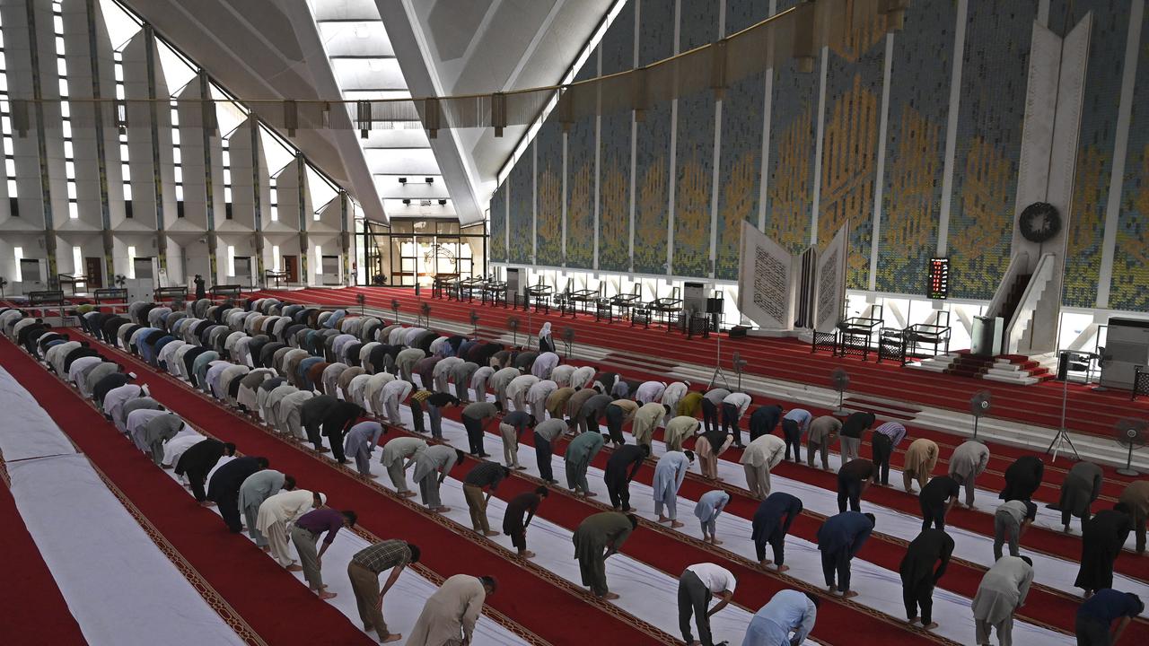 Melihat Umat Muslim Pakistan Itikaf di Bulan Ramadhan