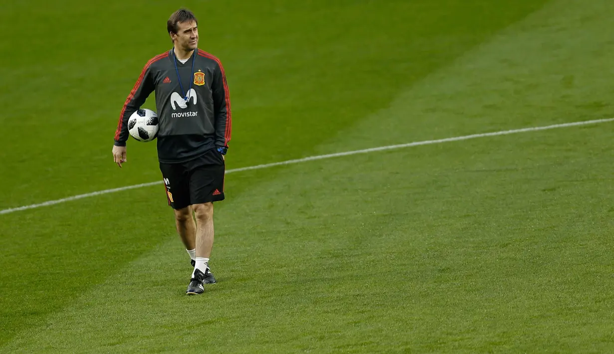 Pelatih Spanyol, Julen Lopetegui melihat pemainnya berlatih di stadion Wanda Metropolitano, Madrid, (26/3). Spanyol akan memainkan pertandingan sepak bola persahabatan internasional melawan Argentina pada Rabu (28/3) dini hari. (AP Photo / Francisco Seco)