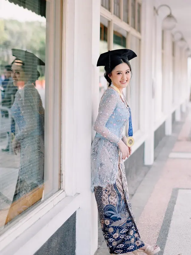 Potret Randy Martin Dampingi Adik Wisuda, Akui Bangga dengan Pencapaiannya