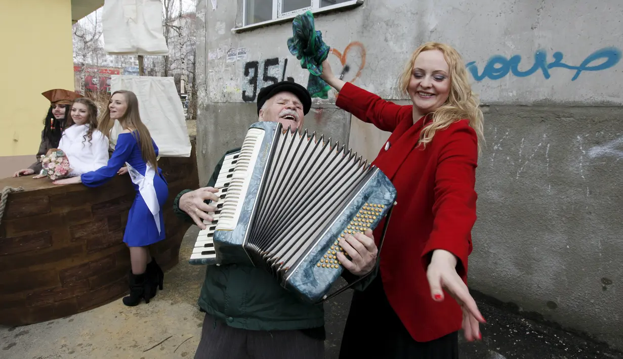 Yesakov dan Anastasiya berada di atas kapal 'Black Pearl' menikmati musik di selatan kota Stavropol, Rusia, (5/2/2016). Yesakov menyiapkan pesta pernikahan bertema 'Pirates of the Caribbean' sebagai kejutan untuk Anastasiya. (REUTERS/Eduard Korniyenko)