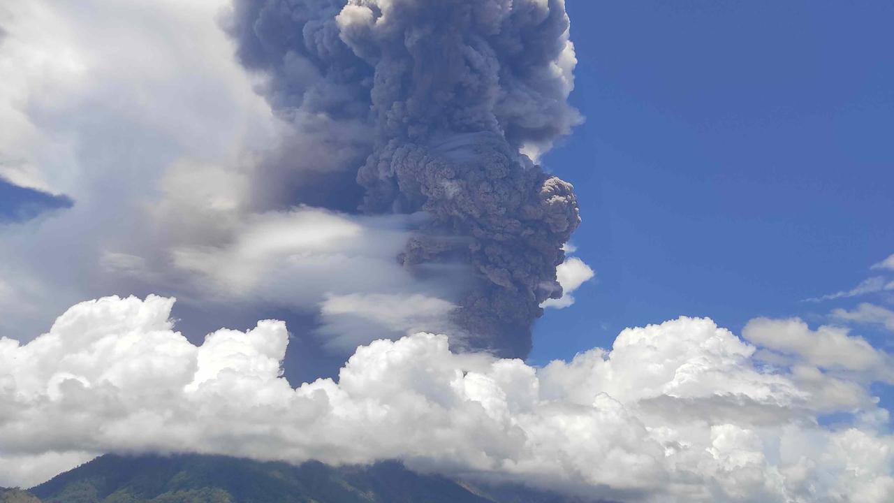 Gunung Lewotobi Laki-Laki Erupsi