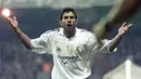 Pada tahun 2000, Real Madrid memboyong Figo dengan mahar 62 juta Euro dan memecahkan rekor transfer saat itu. Kepindahan Figo ke Real Madrid memunculkan polemik dan membuat kelompok suporter Barcelona membenci dan menyerang Figo. (AFP/Christophe Simon)