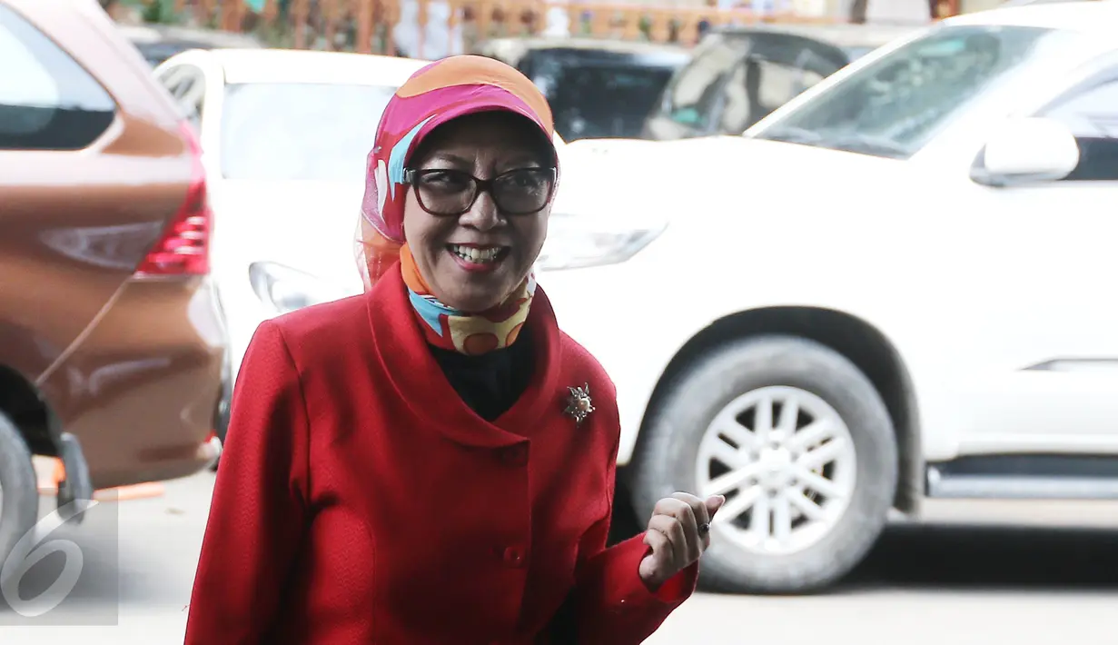 Ibu Ario Kiswinar, Aryani Soenarto tiba di Resmob Polda Metro Jaya, Jakarta, Senin (13/3). Aryani Soenarto menanyakan perkembangan perkara terlapor Mario Teguh di Resmob Polda Metro Jaya. (Liputan6.com/Herman Zakharia)