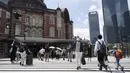 Orang-orang berjalan melintasi persimpangan dekat Stasiun Tokyo di Tokyo sehari setelah kasus virus corona tertinggi ditemukan di kota tuan rumah Olimpiade Kamis (29/7/2021). Tokyo telah melaporkan jumlah tertinggi infeksi Covid-19 hanya beberapa hari setelah dimulainya Olimpiade. (AP/Kntaro Komiya)