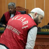 "Saksi hari ini diperiksa empat orang. Security dua orang, lalu Ardi dan Sofyan. Ardi itu pengedar, kalau Sofyan yang ambil barang dari Ridho dan jatuhnya pengedar juga," kata Achmad Cholidin pengacara Ridho Rhoma sebelum sidang.(Deki Prayoga/Bintang.com)