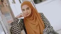 Zaskia Sungkar dalam inspirasi fesyen pola grafis saat Ramadhan. (Dok: Instagram)