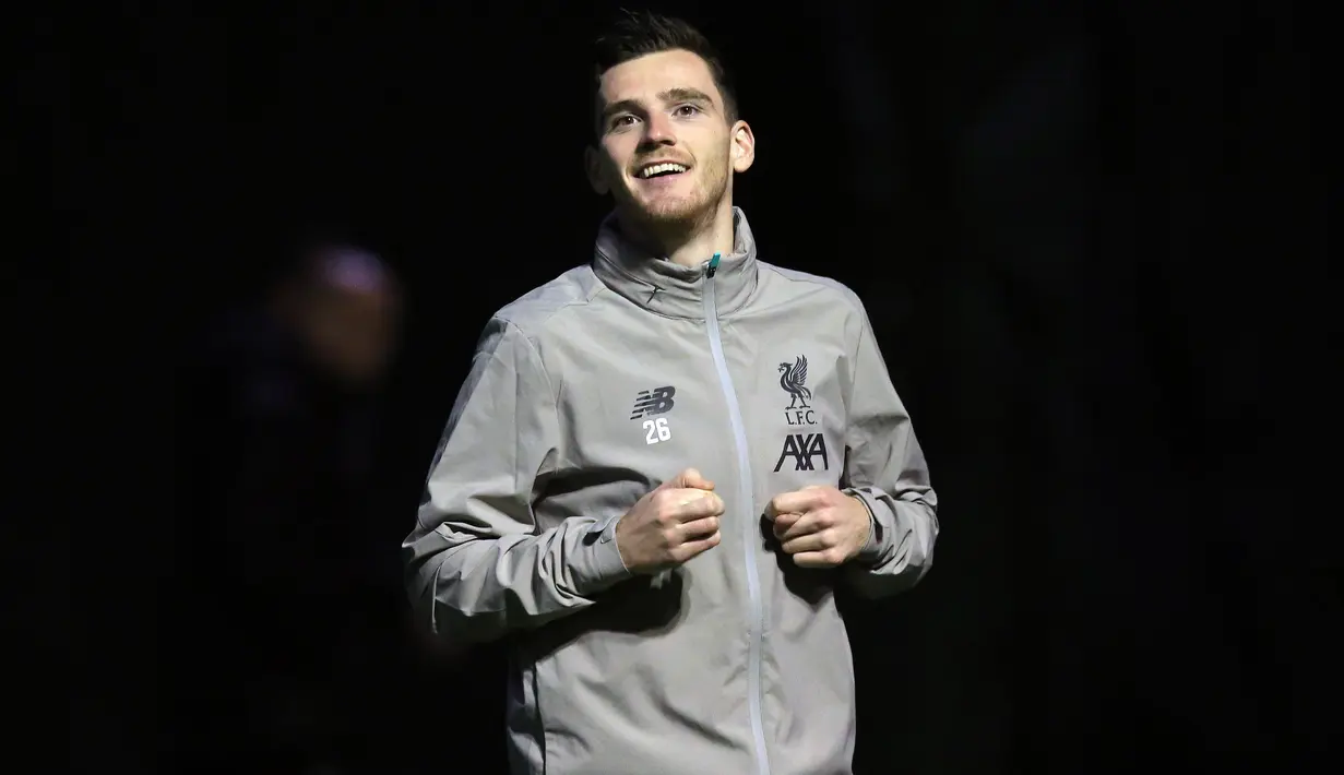 Bek Liverpool, Andrew Robertson melakukan pemanasan saat sesi latihan di Melwood, Inggris (26/11/2019). Liverpool akan bertanding melawan wakil Italia, Napoli pada Grup E Liga Champions di Anfield. (AFP/Lindsey Parnaby)