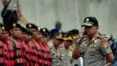 Kapolda Metro Jaya Irjen Pol. Drs. Unggung Cahyono memberikan arahan kepada para personel Polda Metro yang ikut dalam simulasi penyelamatan saat banjir, Kampung Pulo, Jakarta, Selasa (13/1/2015). (Liputan6.com/Johan Tallo)
