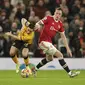 Bek Manchester United (MU) Phil Jones berebut bola dengan gelandang Wolverhampton Wanderers Daniel Podencedalam pekan ke-22 Liga Primer Inggris di Old Trafford, Selasa (4/1/2022) dini hari WIB. MU takluk 0-1 saat menjamu Wolves. (AP Photo/Dave Thompson)