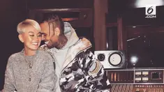 Beredar foto-foto kedekatan Agnez Mo dengan chris Brown. Mereka terlihat begitu dekat sehingga dikabarkan memiliki hubungan khusus.