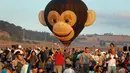 Sejumlah pengunjung menyaksikan Festival Balon Udara Gilboa di dekat Kibbutz Ein Harod, Lembah Jizreel, Israel (4/8). Acara ini juga dimeriahkan dengan pertunjukan paragliders, paramotor dan karya para seniman udara. (AFP Photo/Manahem Kahana)