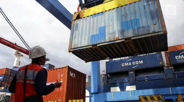 Pekeja memantau bongkar muat peti kemas di Pelabuhan Tanjung Priok, Jakarta, Selasa (19/3). Memasuki Era Baru Pelabuhan, IPC berkomitmen untuk mendukung program pemerintah guna menjadikan Indonesia sebagai poros maritim dunia. (Liputan6.com/Johan Tallo)