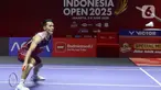 Pebulu tangkis tunggal putra Indonesia Jonatan Christie mengembalikan kok ke arah Lee Cheuk Yiu (Hong Kong) pada babak 16 besar Kapal Api Indonesia Open 2025 di Istora Senayan, Gelora Bung Karno, Jakarta, Kamis (5/6/2025). (Liputan6.com/Herman Zakharia)