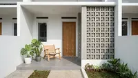 8 Kombinasi Dinding Polos dan Roster untuk Teras Rumah Kecil agar Terlihat Modern dan Lega