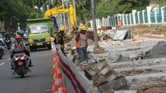 Pekerja melakukan pengerjaan renovasi pedestrian di kawasan Jalan Gerbang Pemuda, Jakarta, Selasa (17/4). Jelang perhelatan Asian Games XVIII, pedestrian di sekitar kawasan Gelora Bung Karno (GBK) terus ditata. (Liputan6.com/Helmi Fithriansyah)