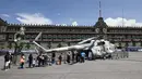 Orang-orang mengantre untuk masuk ke helikopter MI-17 Angkatan Udara Meksiko dalam pameran yang disebut The Great Force of Mexico di Alun-Alun Zocalo, Mexico City, Meksiko, 20 September 2021. (ALFREDO ESTRELLA/AFP)
