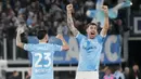 Pemain Lazio, Alessio Romagnoli dan Elseid Hysaj, merayakan kemenangan atas AS Roma pada laga pekan ke-27 Serie A 2022/2023 di Stadion Olimpico, Senin (20/03/2023). Hasil ini membuat Lazio sekarang naik ke peringkat dua klasemen sementara Serie A 2022/2023 dengan koleksi 52 angka dari 27 laga. Sementara Roma tertahan di posisi lima dengan raihan 47 angka. (AP Photo/Gregorio Borgia)