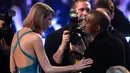"Taylor sudah tak lagi memikirkan Kanye dan permusuhan mereka. Ia pun berharap Kanye demikian," ujar seorang sumber. (The Verge)