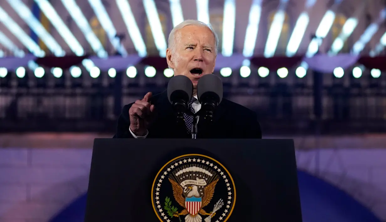 <p>Presiden Amerika Serikat Joe Biden menyampaikan pidato yang menandai peringatan satu tahun invasi Rusia ke Ukraina di Royal Castle Gardens, Warsawa, Polandia, 21 Februari 2023. Dalam pidatonya yang berapi-api, Biden bersumpah untuk terus mendukung Ukraina saat memasuki tahun kedua perang. (AP Photo/ Evan Vucci)</p>