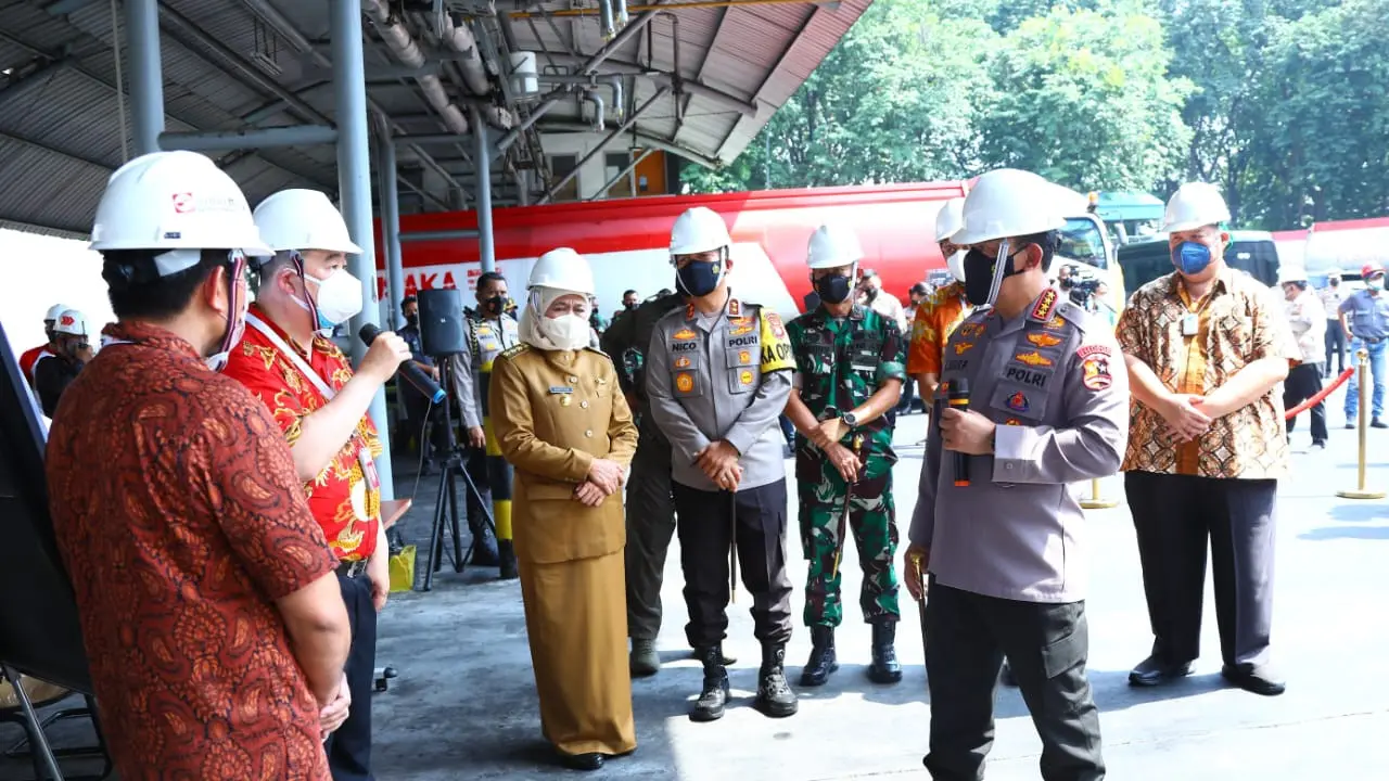 Kapolri Jenderal Listyo Sigit Prabowo meninjau produsen minyak goreng curah di PT Smart, Rungkut, Kota Surabaya, Sabtu (26/3/2022). (Istimewa)