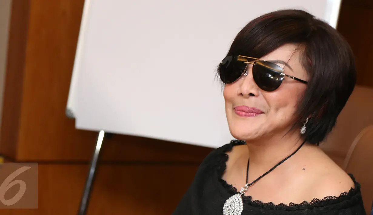 Tati mengklarifikasi foto kebersamaan dirinya dengan Nassar yang sempat menjadi sorotan netizen, Jakarta, Minggu (15/1).  Tati merasa tidak nyaman karena menjadi bahan pembicaraan khalayak, khususnya Cianjur. (Liputan6.com/Herman Zakharia)