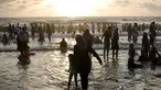 Sejumlah warga Palestina menikmati liburan di pantai Tel Aviv, Israel, Minggu (19/7/2015). Selama Idul Fitri, pemerintah Israel mengizinkan warga Palestina untuk berwisata di sepanjang garis pantai Mediterania. (REUTERS/Baz Ratner)