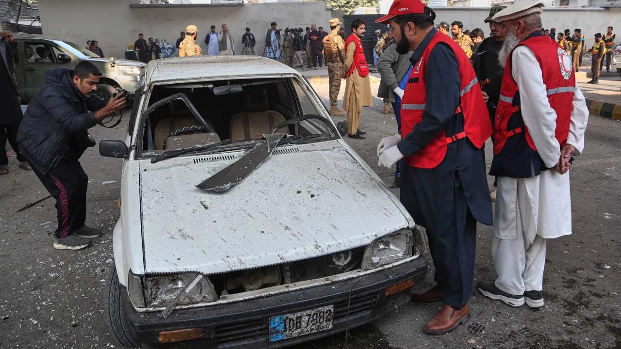 FOTO: Serangan Bom Bunuh Diri Hantam Markas Paramiliter di Peshawar