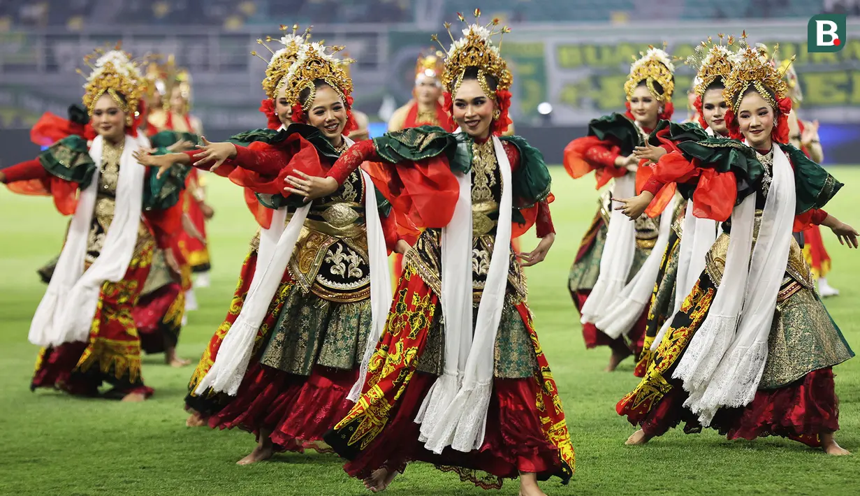 BRI Super League 2025/2026 resmi dibuka di Surabaya, Jumat (8/8/2025). Berlangsung di Gelora Bung Tomo, sebelum laga antara Persebaya Surabaya kontra PSIM Yogyakarta, seremoni pembukaan berlangsung meriah dan penuh makna. (Bola.com/Abdul Aziz)