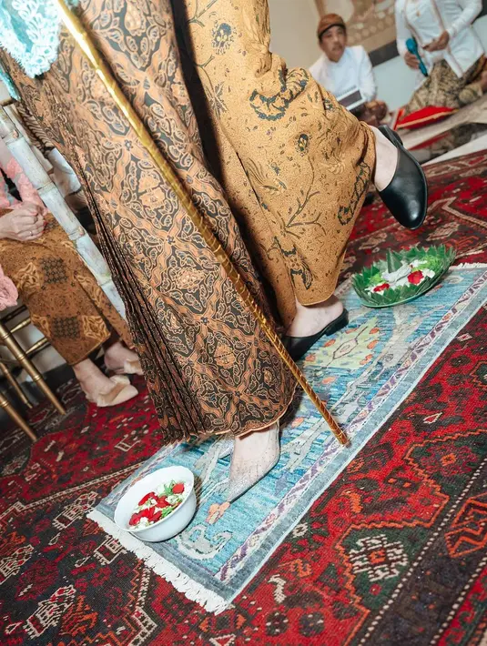 Membagikan beberapa potret acara langkahan, Ayushita juga mengenang tahun 1995 silam saat menanti kelahiran sang adik. Meski usia terpaut jauh, Ayushita sangat dekat dengan adik dan kakaknya. [Instagram/ayushita]