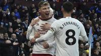 Selebrasi striker Manchester United, Rasmus Hojlund setelah mencetak gol pertama timnya ke gawang Aston Villa pada laga pekan ke-24 Premier League 2023/2024 di Villa Park, Birmingham, Minggu (11/2/2024). (AP Photo/Rui Vieira)